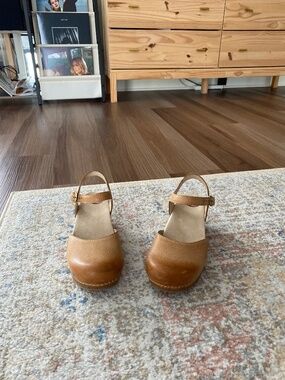 Dansko closed toe clogs, size 8.5